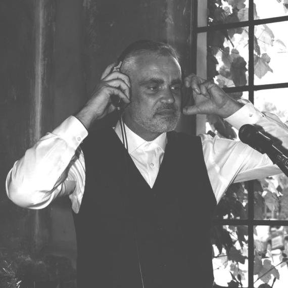 Musik aus Bestensee für Hochzeiten, Geburtstagspartys, Familien Feiern und Events in Berlin, Potsdam und dem Spreewald DJ Tom Joe setzt bei einer Feier seine Kopfhörer auf und hört sich den nächsten Son an.